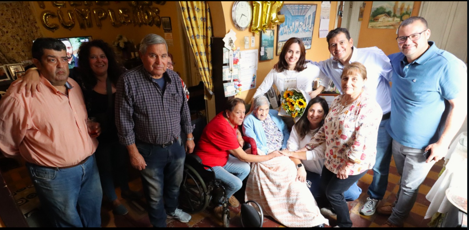 Una abuelita que cumplió e 113 años de vida fue homenajeada por vecinos y organizaciones sociales de Lo Prado, liderados por el Concejal Cesar Sanhueza. Los convocantes realizaron una once de celebración para esta longeva vecina. Según informó el Concejal Cesar Sanhueza, “se trata de la señora Aída Pizarro, quien de acuerdo a su cédula de identidad nació en 1912. Tuvo 3 hijos, 10 nietos y 22 bisnietos“.